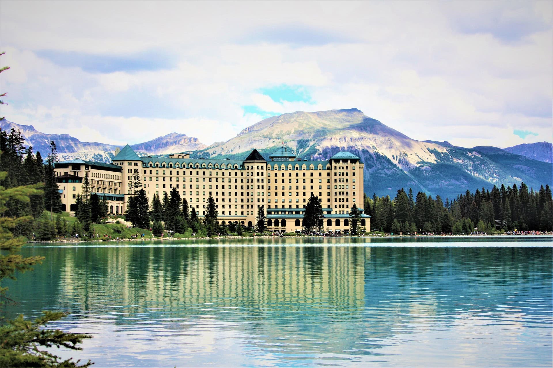 Fairmont Chateau Lake Louise, romantic hotel for  couples and honeymoons at Banff National Park