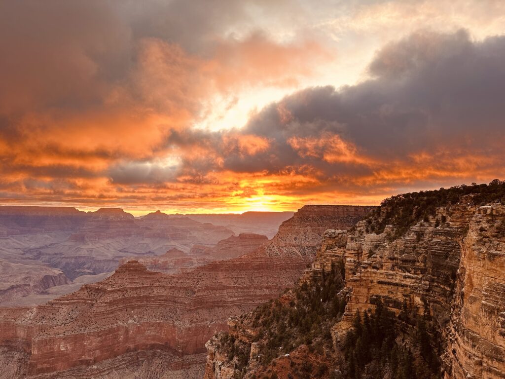 Sunrise at the rim of the Grand Canyon