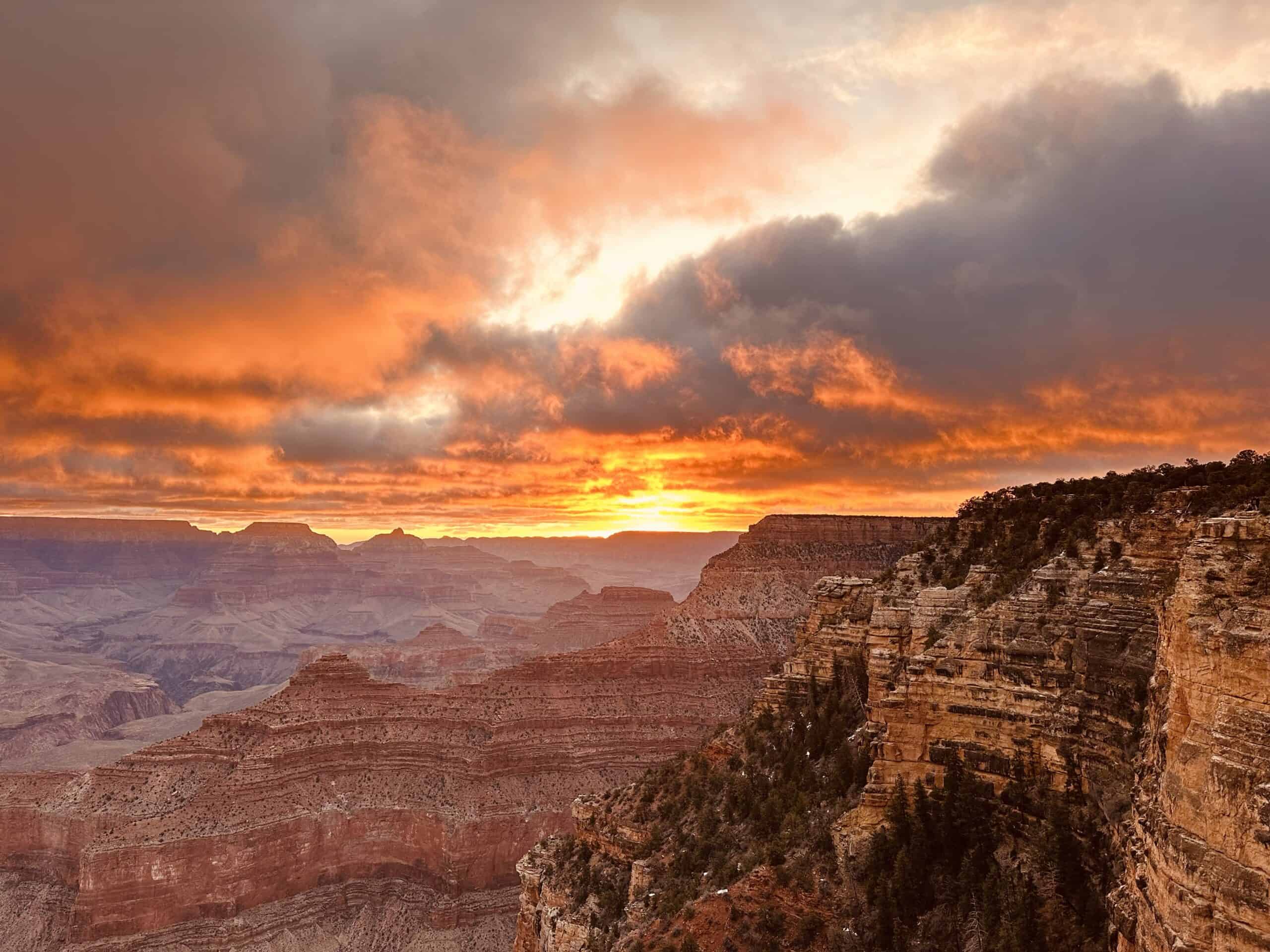 Sunrise at the rim of the Grand Canyon